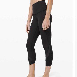 Wunder Under Scalloped Hem High-Rise Crop 23"